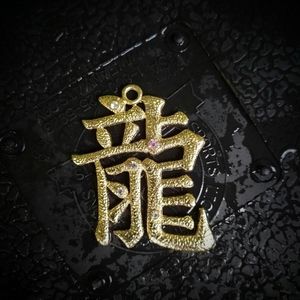 LARGE💢VINTAGE💢MEDALLION💢GOLD TONE